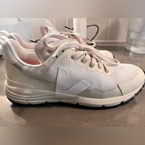 VEJA Dekkan women’s vegan trail runners Size 9